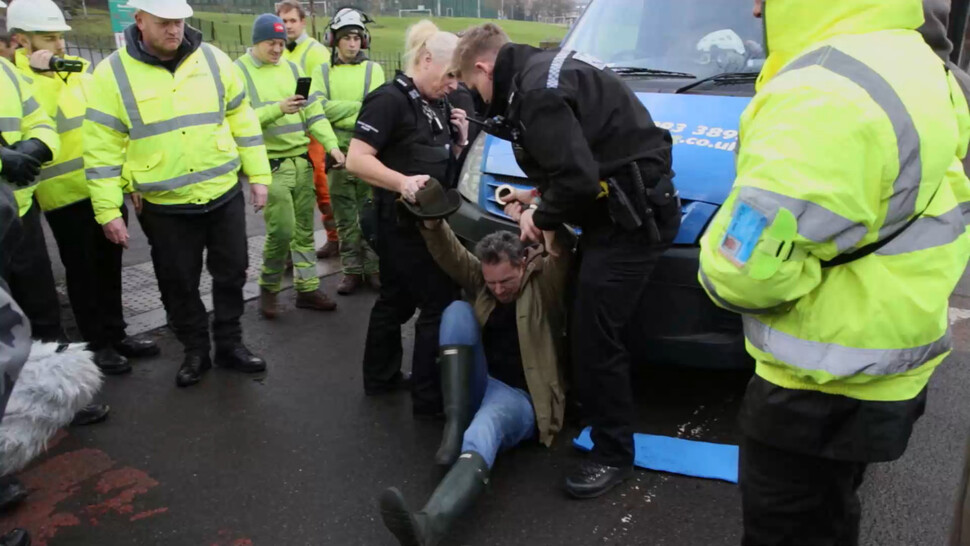 다큐멘터리영화 ‘더 펠링’(The Felling·베어짐)의 한 장면. 한 시민이 벌목을 방해하다 경찰에 체포되고 있다.