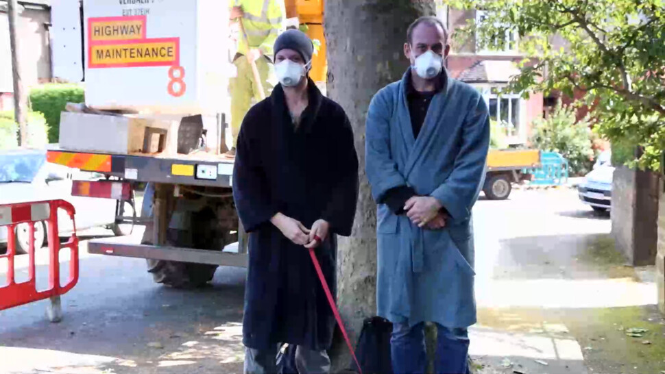 ‘더 펠링’의 한 장면. 주민들이 벌목을 막고자 파자마를 입고 나무 옆에 서 있다.