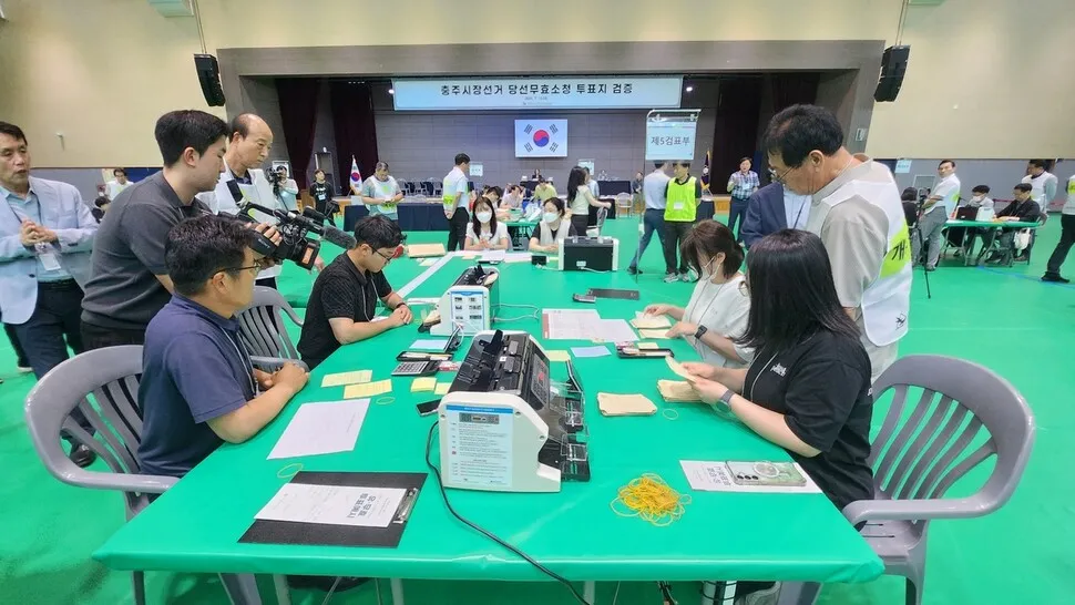 124→122표 차…충주시장 선거 재검표, 당락 안 바뀌었다