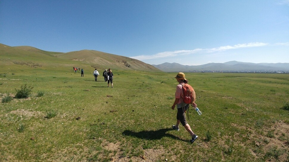 Members of Jeju’s Olle Trail explore trails in Mongolia (provided by Jeju Olle)