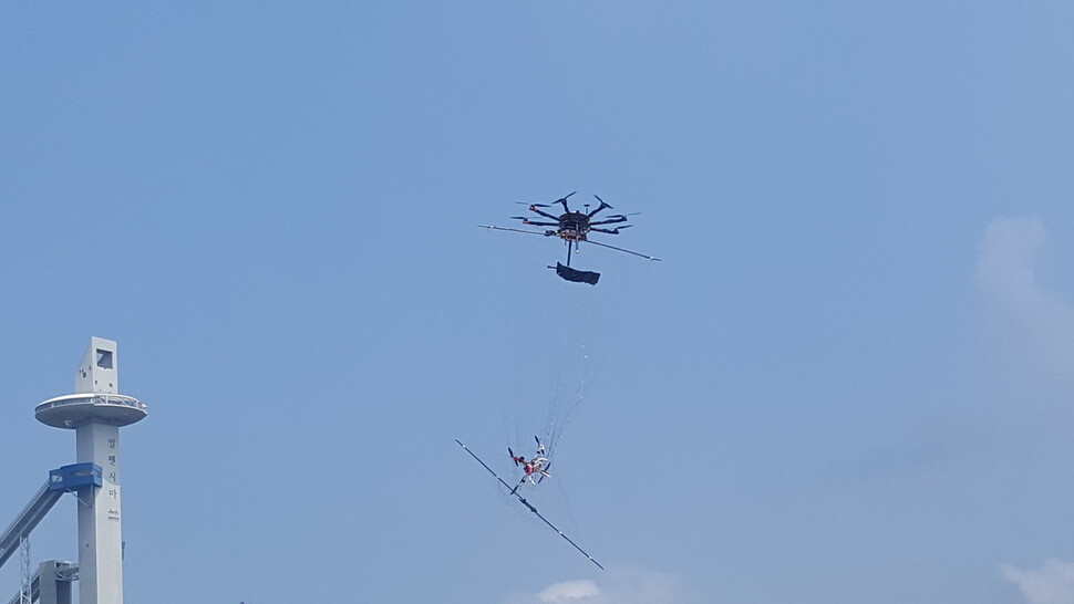 The Pyeongchang Olympics anti-terrorism and safety headquarters shows off its “drone-catching drone” which will cast nets over suspicious drones that radar detects approach Olympic venues. (provided by Pyeongchang Olympics anti-Terrorism and Safety Headquarters)