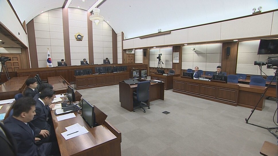 The defendant’s chair sits empty as former president Park Geun-hye refused to appear for her sentencing at the Seoul Central District Court on Apr. 6. The sentencing hearing was broadcast live nationwide