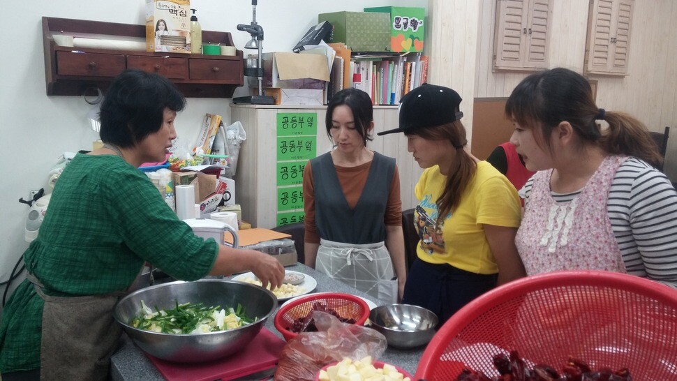 ‘신나는마을 공동부엌’에서는 결혼이주 여성들을 위한 요리 교실을 열고 있다.