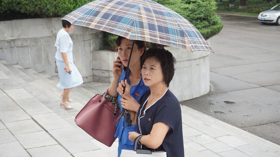 가랑비가 내린 9월6일 오후, 전람회를 찾은 평양 시민들이 평양국제영화회관 계단을 오르고 있다.