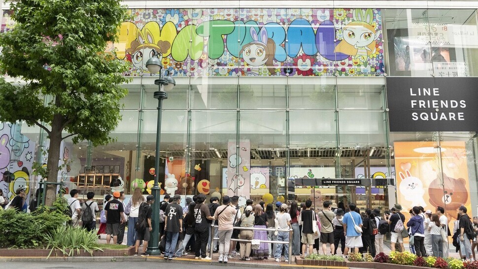 A crowd forms outside the Line Friends Square in Tokyo’s Shibuya, where a NewJeans pop-up store opened. (courtesy of IPX)