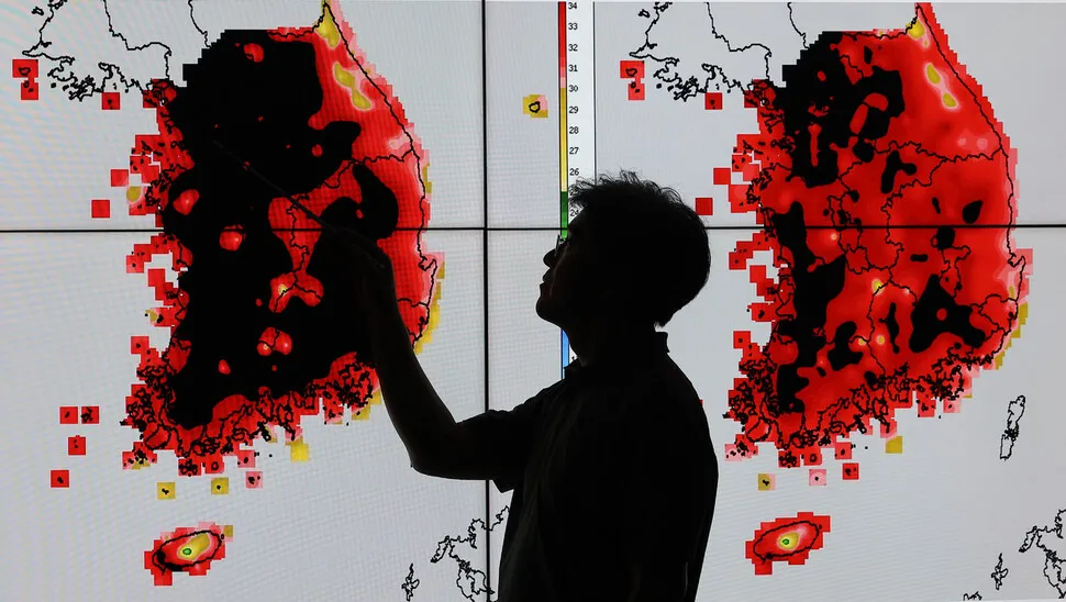 Weather agency monitor showing record high temperatures in Seoul
