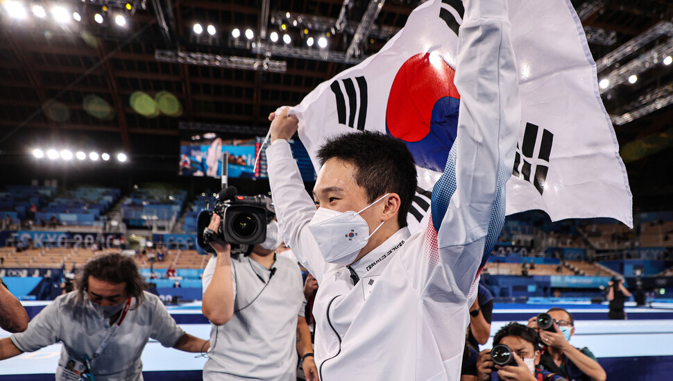 韓国のシン・ジェファンは、2日に日本の有明体操競技場で行われた男子体操跳馬決勝で金メダルを獲得した後、テグクギと祝う。 東京ニュース/聯合ニュース