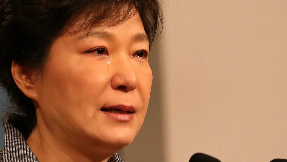 박근혜 전 대통령이 탄핵된 3월10일 서울 헌법재판소 앞 안국역 1번출구 앞에서 세월호 유가족들을 비롯한 시민들이 환호 하고 있다. 김봉규 선임기자 bong9@hani.co.kr