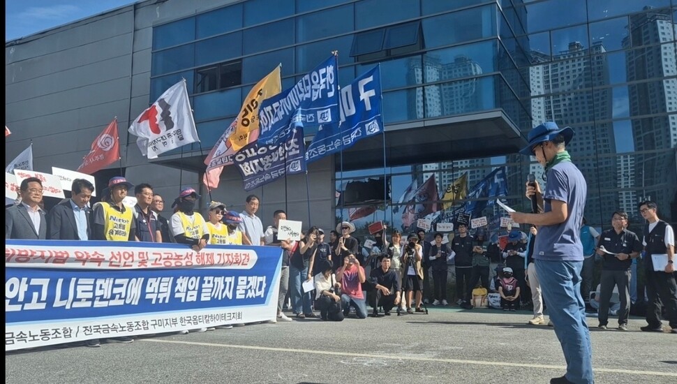 김진숙 민주노총 지도위원(오른쪽)이 현장을 찾은 고용노동부 장관과 민주노총 간부들, 국회의원들을 향해 발언문을 읽고 있다. 김 지도위원은 박정혜 수석부지회장과 소현숙 조직부장의 고공농성을 알리기 위해 경북 구미에서 서울까지 도보 행진을 여러 차례 했다. 신다은 기자