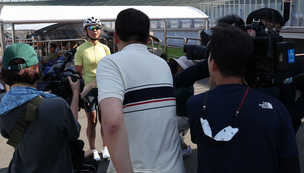 Na Hurin, una mujer transgénero, entrevista a los periodistas después de terminar la primera etapa de la 58.ª carrera ciclista del Festival de Deportes Populares de Gangwon-do en el Estadio de Bicicletas de Yangyang en Yangyang-gun, Gangwon-do, en la tarde del 3. .  .  Reportero Baek So-ah
