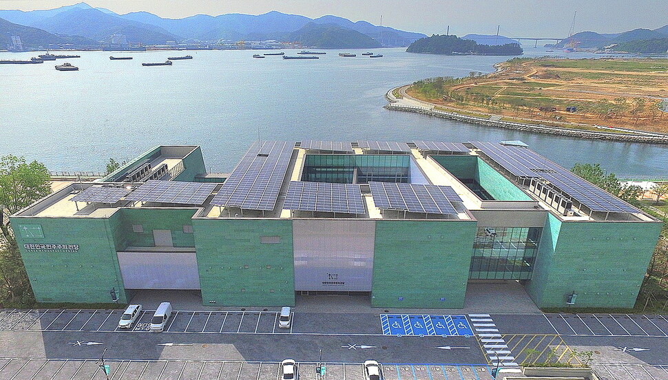 경남 창원시 마산합포구 3·15해양누리공원에 세워진 대한민국민주주의전당. 전시물이 부실하다는 비판이 이어지면서 2025년 6월29일 예정됐던 정식 개관이 무기한 연기됐다. 전당 뒤 바다에 마산 인공섬 일부가 보인다. 최상원 기자