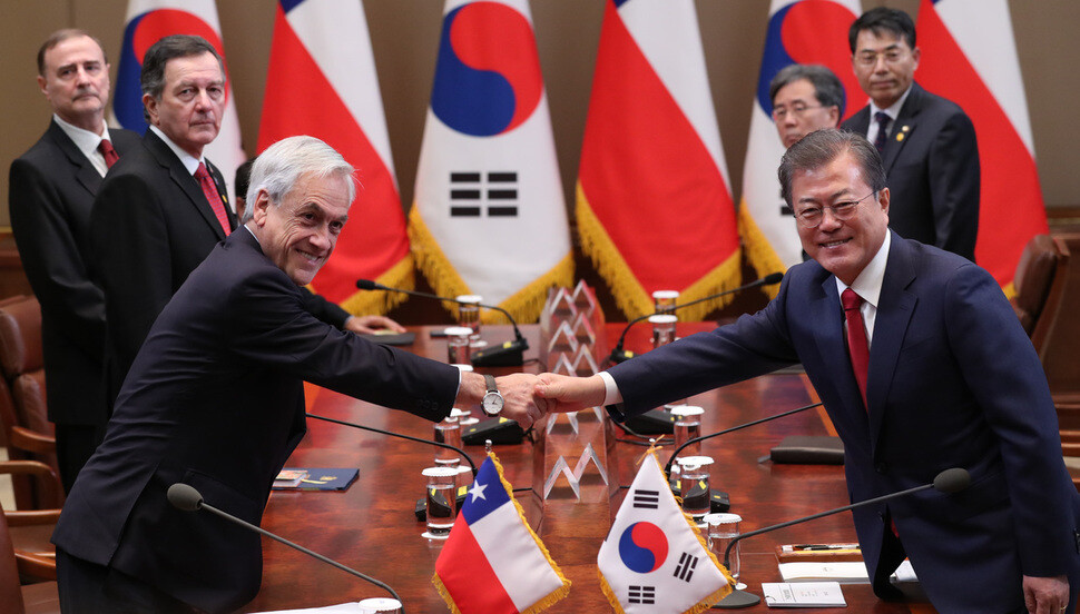 South Korean President Moon Jae-in and Chilean President Sebastian Pinera at the Blue House on Apr. 29. (Kim Jung-hyo