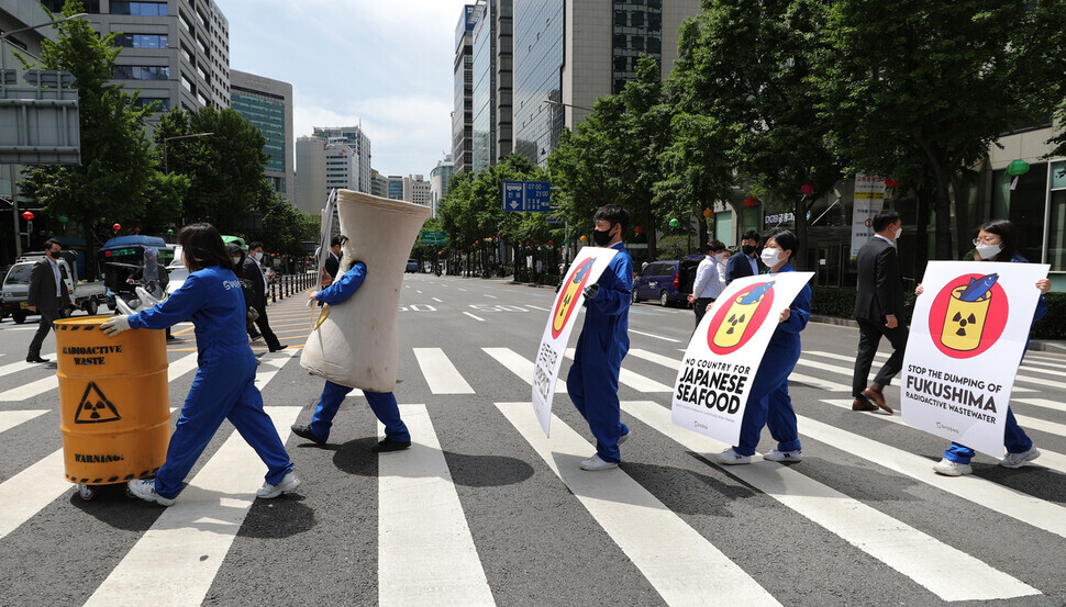 Members of the group Korea Foundation for Environmental Movements march down a street in Seoul on Thursday after holding a press conference to launch its second nationwide action campaign, titled “The ocean is not a trash can!”