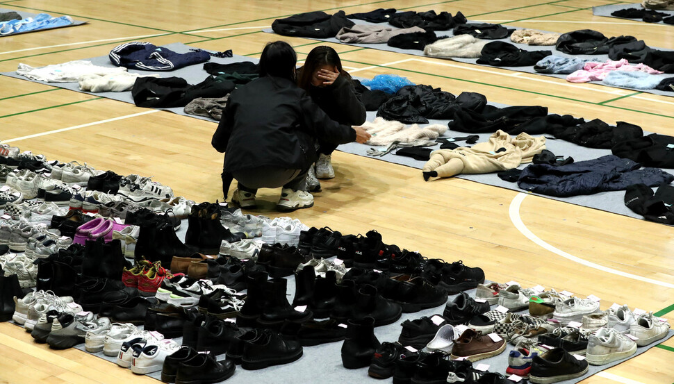서울 용산구 원효로 다목적 체육관에 마련된 ‘이태원 사고 유실물 센터’를 찾은 시민이 1일 오후 ‘이태원 참사’ 현장에서 수거한 신발과 옷 등 유실물 중에서 신발을 찾은 뒤 주저앉아 울음을 터뜨리자 경찰이 위로하고 있다. 서울 용산경찰서는 전날 밤부터 이곳에서 당사자와 가족들에게 수거한 물건을 전달하고 있다. 경찰은 오는 6일 오후 6시까지 24시간 유실물 센터를 운영할 예정이다. 김정효 기자 hyopd@hani.co.kr