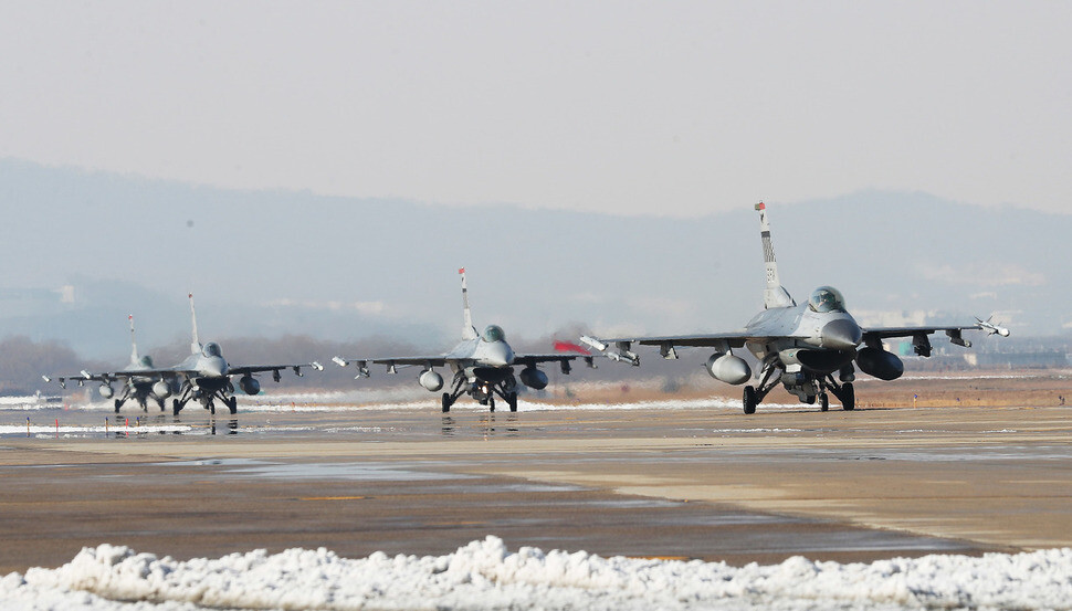 The A group of F-16 fighter jets mobilize for the South Korea-US Vigilant Ace exercise in December of 2017. (Yonhap News)