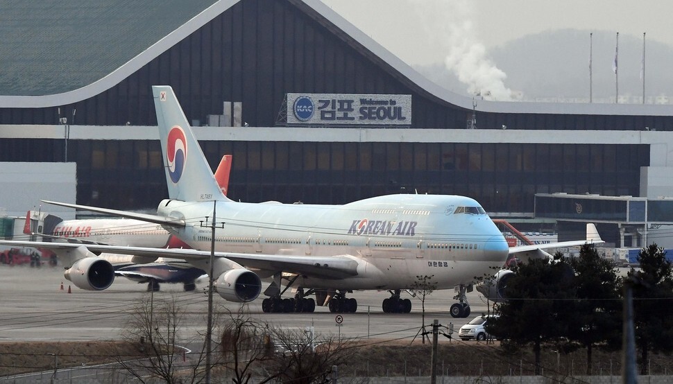 <b>A government charter flight for repatriating South Korean citizens arrives from Wuhan, China, at Incheon International Airport on Jan. 31. (photo pool)<br><br></b>
