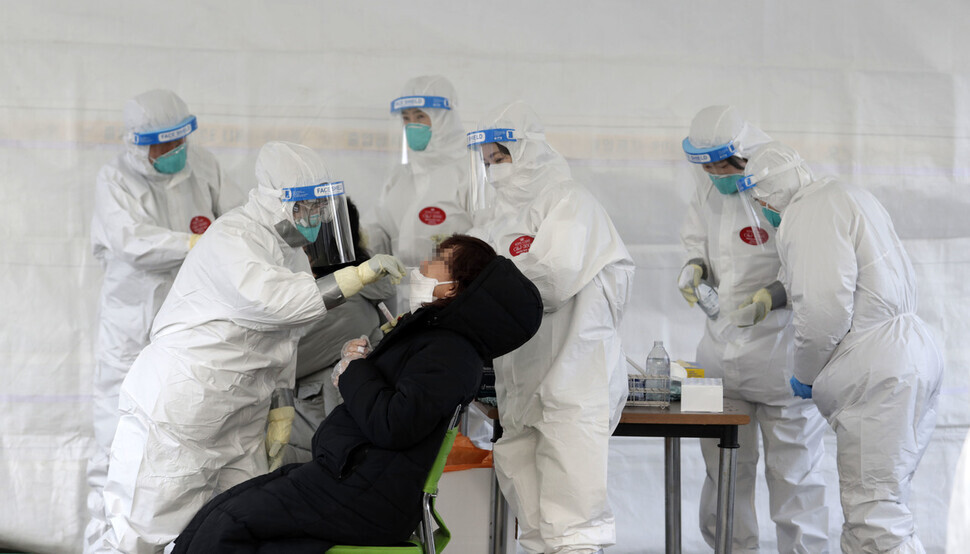 An employee from one of the companies at the industrial complex gets tested for COVID-19 at a temporary screening station on Feb. 17. (Kim Hye-yun)
