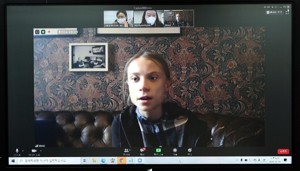 Swedish teenage activist Greta Thunberg during her video interview with the Hankyoreh on Oct. 16. (Park Jong-shik, staff photographer)