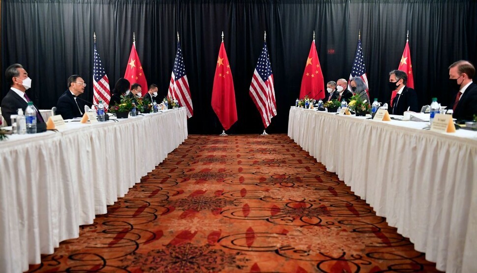US Secretary State Antony Blinken (2nd R), joined by national security advisor Jake Sullivan (R), speaks while facing Yang Jiechi (2nd L), director of the Central Foreign Affairs Commission Office, and Wang Yi (L), China’s foreign minister at the opening session of US-China talks at the Captain Cook Hotel in Anchorage, Alaska on Thursday. (AFP/Yonhap News)