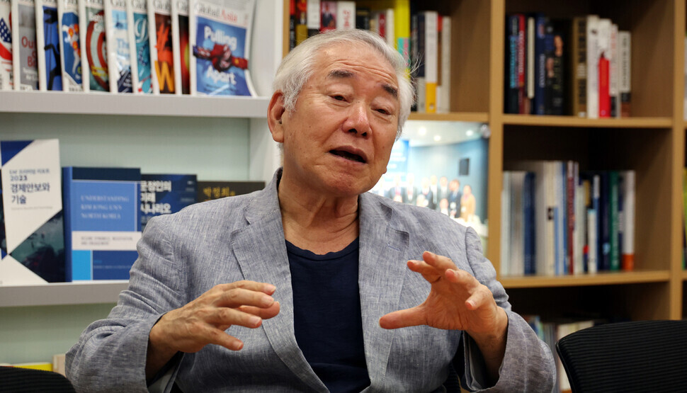 Moon Chung-in, the chairperson of the Hankyoreh Foundation for Reunification and Culture, speaks to the Hankyoreh about the Camp David summit at the offices of Global Asia in Seoul’s Jongno District on Aug. 22. (Kim Gyoung-ho/The Hankyoreh)