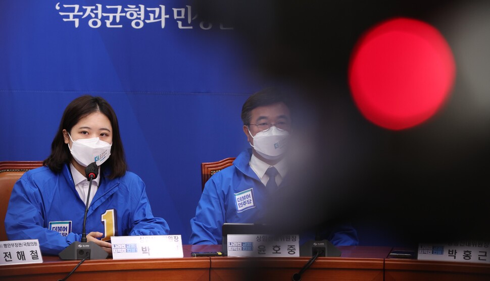 박지현 더불어민주당 공동비상대책위원장(왼쪽)이 2022년 5월25일 국회에서 열린 ‘국정균형과 민생안정을 위한 선대위 합동회의’에서 발언하고 있다. 공동취재사진