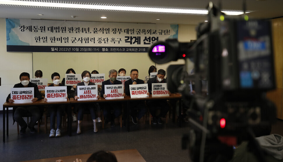Lee Guk-eon, director of the Citizens Association on Imperial Japan’s Labor Mobilization (second from right in front row), speaks for an appearance on TBS. (Kim Hye-yun/The Hankyoreh)