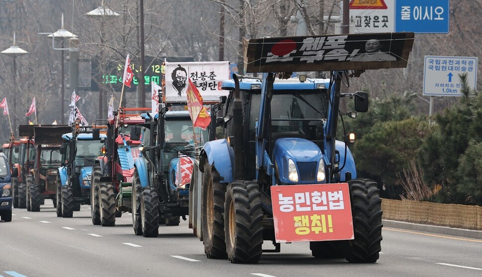 윤석열 대통령 구속 등을 촉구하며 트랙터를 몰고 상경한 전국농민회총연맹 전봉준투쟁단이 지난해 12월21일 경기 과천대로에서 남태령을 넘고 있다. 연합뉴스