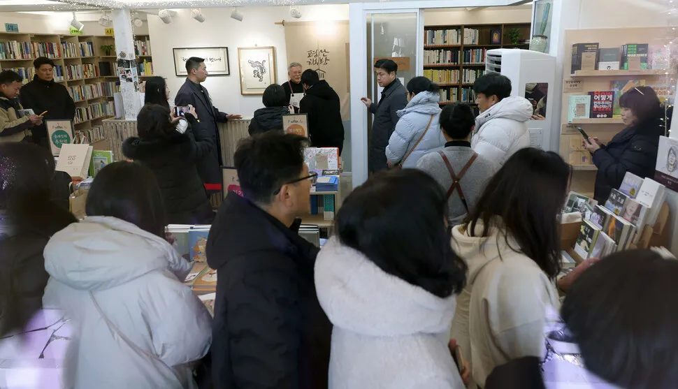 7일 경남 양산시 평산마을 문재인 전 대통령이 운영하는 평산책방에서 시민들이 책을 사고 기념사진을 찍기 위해 길게 줄을 서 있다. 강창광 선임기자 chang@hani.co.kr