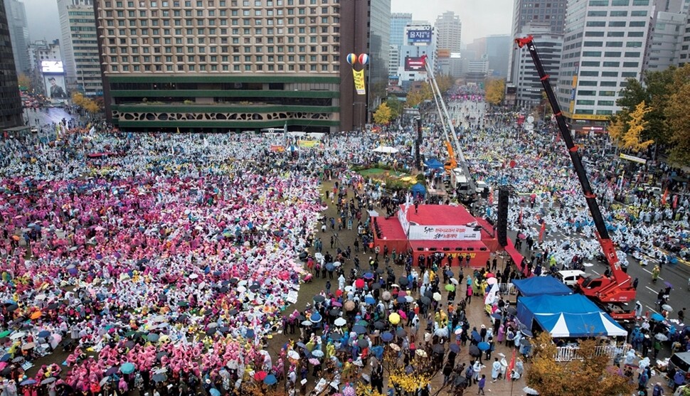 11월14일 ‘민중총궐기 투쟁대회’에서 13만 명(주최 쪽 집계·경찰 집계는 6만8천명)에 이르는 집회 참가자들이 서울 중구 태평로 서울광장을 가득 메우고 있다. 박승화 기자