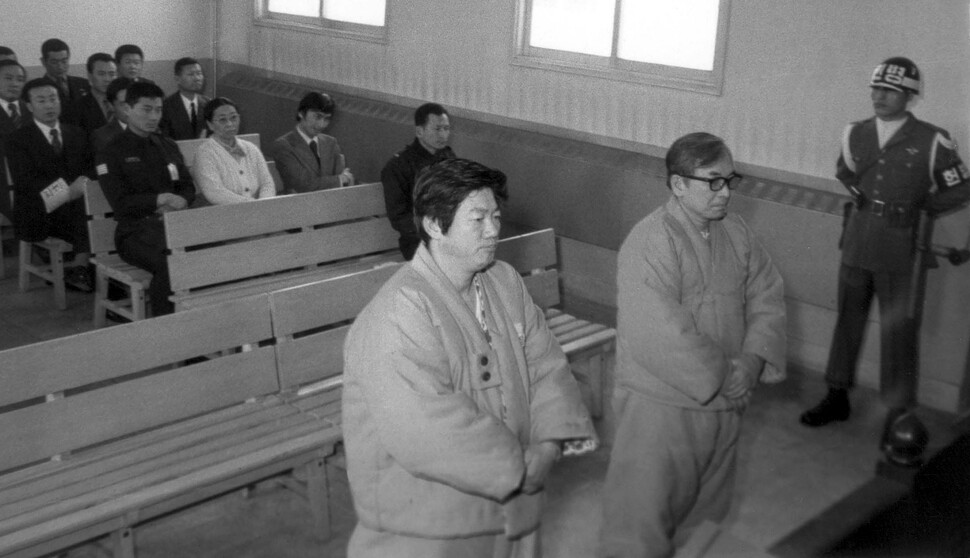1974년 2월 유신헌법 철폐 백만 명 서명운동을 벌여 ‘대통령 긴급조치 1호’ 위반 혐의로 구속된 백기완 선생(앞줄 왼쪽)이 장준하 선생(오른쪽)과 함께 군사법정에서 재판받고 있다.