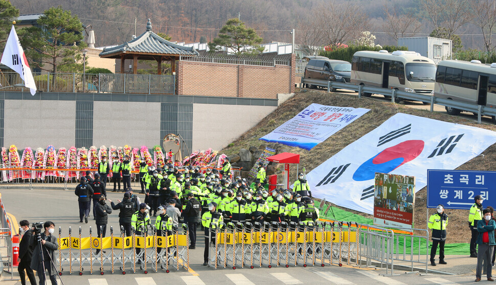 Police stand outside Park’s residence in Daegu on March 24. (Yonhap News)