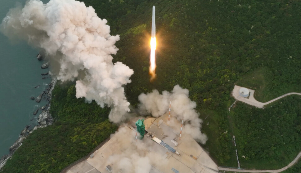 Nuri, a space launch vehicle made exclusively with Korean technology, blasts off from Naro Space Center in South Jeolla Province’s Goheung County on May 25. (courtesy of the Korea Aerospace Research Institute)