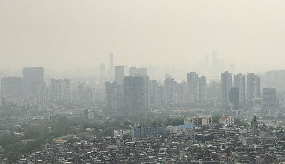 The skyline of Seoul is obscured by fine dust particles on the afternoon of May 2nd.  (Lee Jeong-a