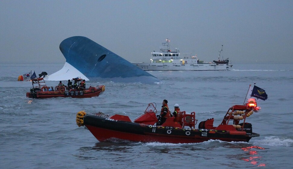 세월호가 침몰한 2014년 4월16일, 해경이 실종자 수색 작업을 벌이고 있다. 한겨레 김봉규 선임기자