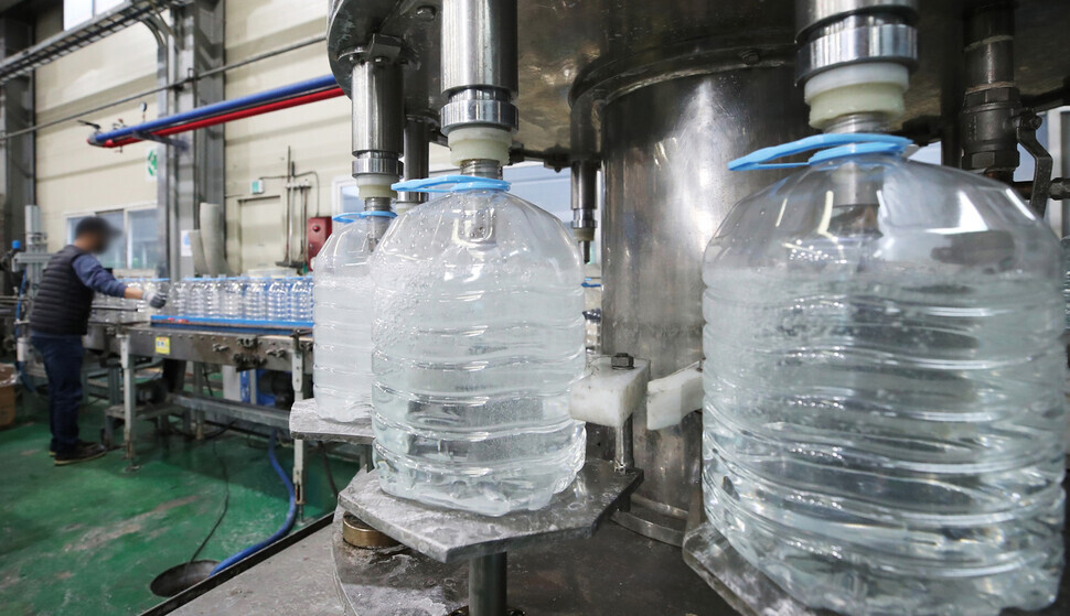 Urea water solution, used in diesel vehicles to cut exhaust emissions, can be seen being produced at a factory in Ansan, Gyeonggi Province, on Wednesday. This manufacturer usually makes 150 tons of the solution per day, but with urea becoming harder to come by, it is currently only putting out 5 to 10 tons per day. (Yonhap News)
