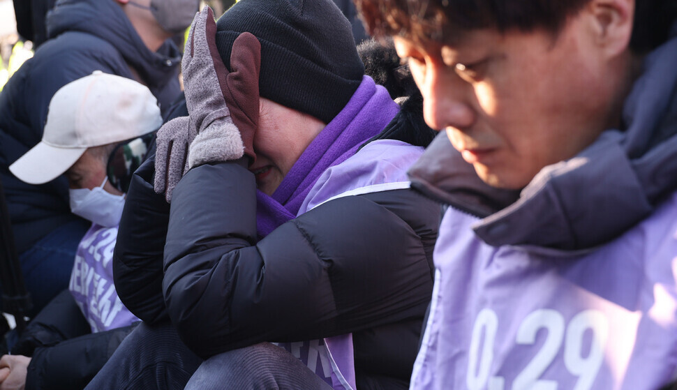 Families of those who were killed in the Oct. 29, 2022, Itaewon crowd crush break down into tears during a rally outside the central government complex in Seoul on Jan. 30 upon news breaking that the Cabinet had recommended that the president exercise his veto on a bill that would have mandated a special investigation into the disaster that killed 159. (Kim Jung-hyo/The Hankyoreh)