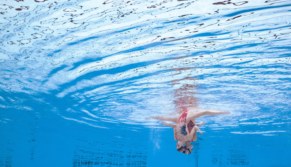 The Chinese team is performing in the 2025 World Swimming Championships Artist Sweeting Women's Duet Finals held in Singapore on the 24th (local time). Singapore/Shinhwa Yonhap News