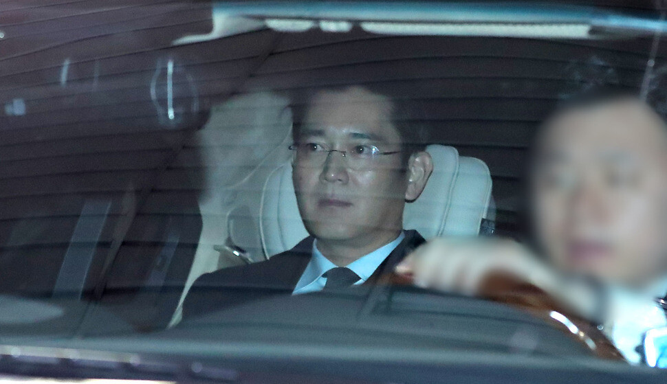Samsung Electronics Vice Chairman Lee Jae-yong leaves the Special Prosecutor’s office in Seoul’s Gangnam district after 15 hours of questioning on Feb. 14. (Yonhap News)