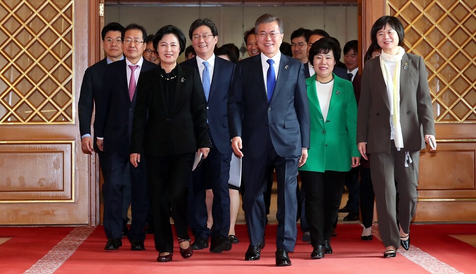 President Moon Jae-in enters the banquet room of the Blue House to have lunch together with the leaders of South Korea’s five major political parties on Mar. 7. (Blue House Photo Pool)