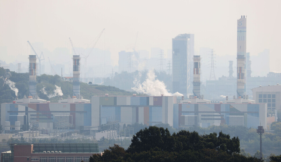 Power plants in Seo District, Incheon, let off clouds, as seen from the Gyeongin Ara Waterway on Tuesday. (Yonhap News)