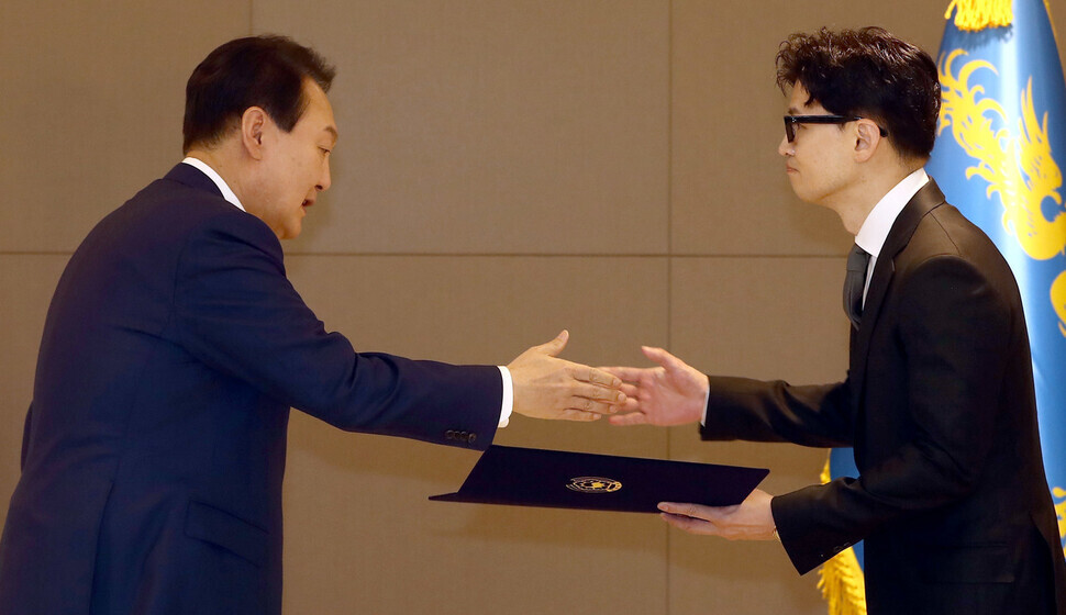 President Yoon Suk-yeol shakes the hand of newly appointed Justice Minister Han Dong-hoon at his appointment ceremony on May 26. (Yoon Woon-sik/The Hankyoreh)