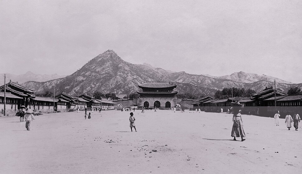 1900년대부터 현재까지 서울 광화문 앞이 변화한 모습. ❶1900년 전후