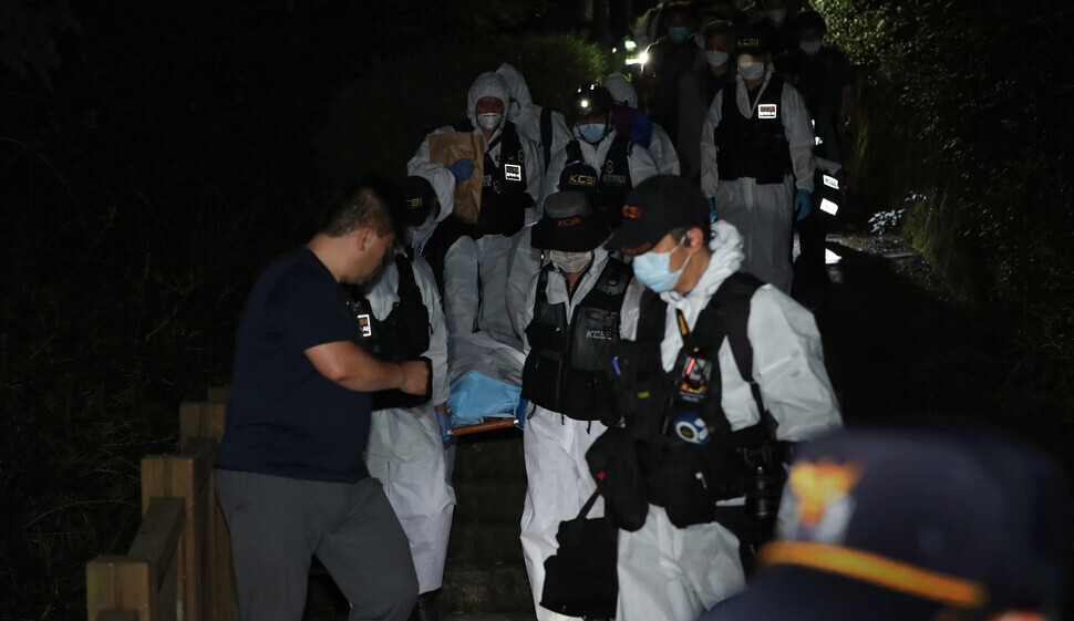 Crime scene investigators transport Park’s body after it was discovered near Sukjeong Gate, on Mt. Bukak, Seoul, on July 10. (Park Jong-shik, staff photographer) National Forensic Service