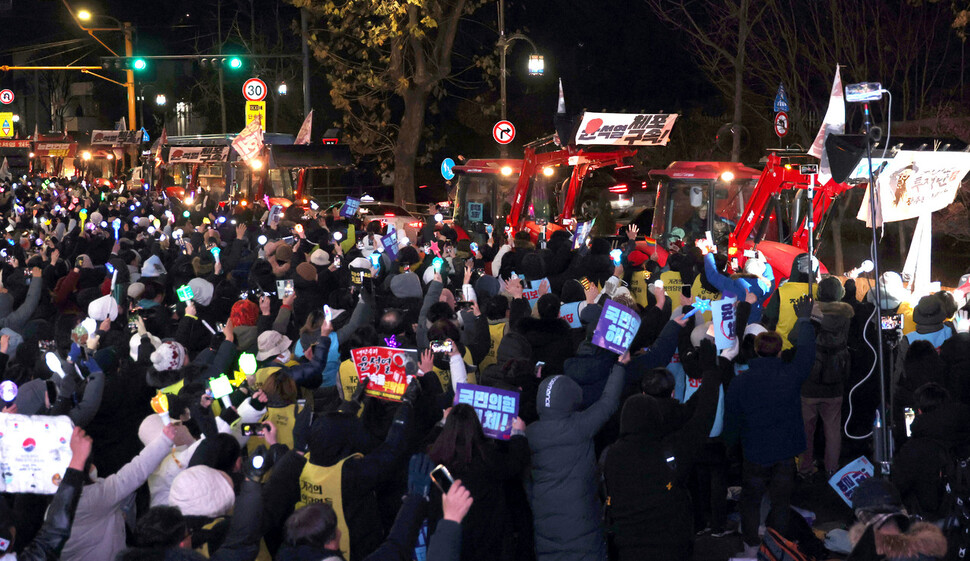 전국농민회총연맹(전농)의 트랙터들이 2024년 12월22일 오후 서울 용산구 한남동 대통령 관저 인근에 도착해 시민들의 환호를 받고 있다. 한겨레 김경호 선임기자 jiae@hani.co.kr