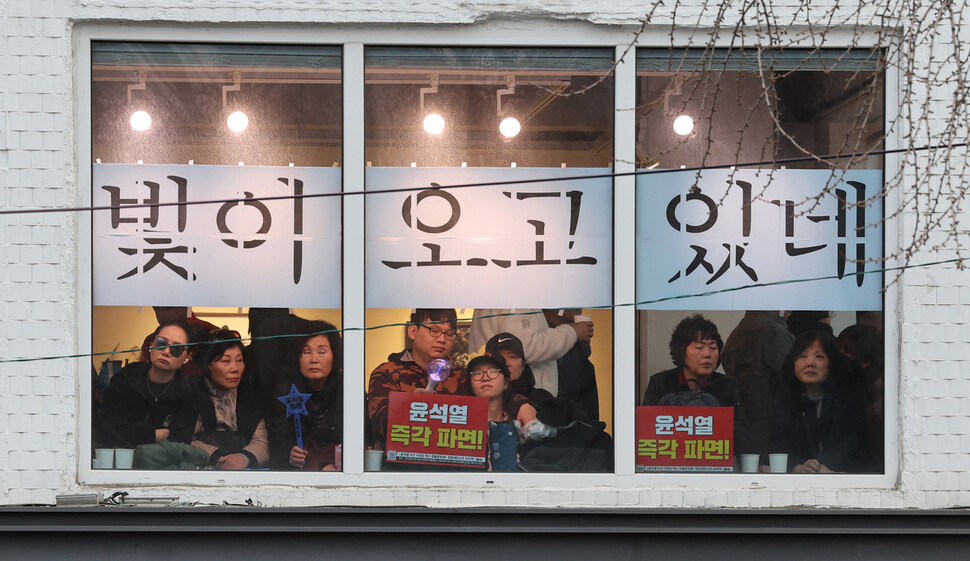 ‘윤석열즉각퇴진·사회대개혁 비상행동(비상행동)’이 15일 오후 서울 종로구 광화문 동십자각 일대에서 연 ‘100만 시민 총집중의 날’ 집회에서 일부 참가자들이 인근 건물에서 윤 대통령에 대한 헌재의 즉각 파면을 촉구하고 있다. 김태형 기자 xogud555@hani.co.kr