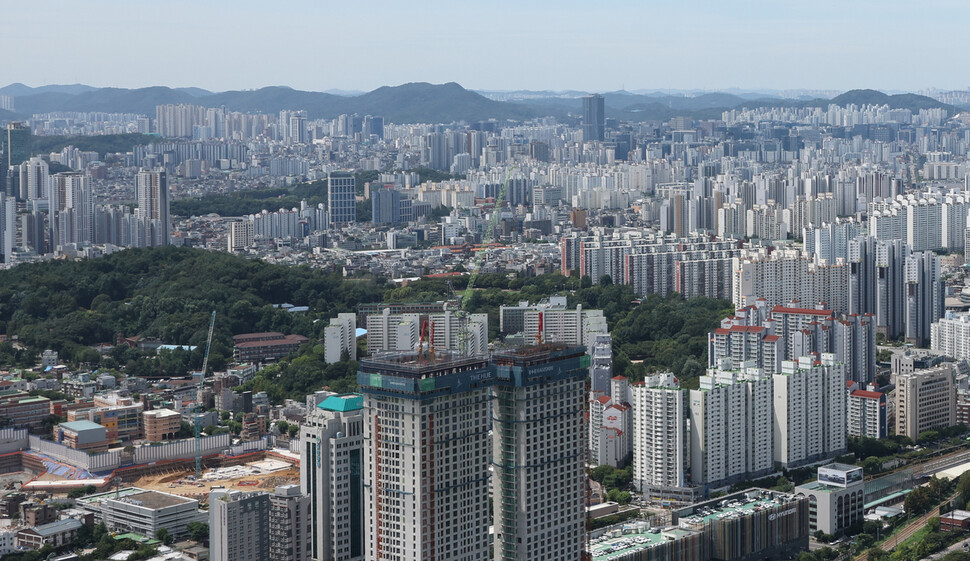 10일 서울 영등포구 여의도 63빌딩 전망대에서 바라본 서울 주택 모습. 연합뉴스