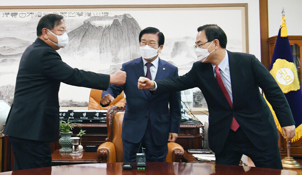 Democratic Party floor leader Kim Tae-nyeon (left), National Assembly Speaker Park Byeong-seug (center), and People Power Party floor leader Joo Ho-young at the National Assembly on Nov. 23. (Hankyoreh archives)