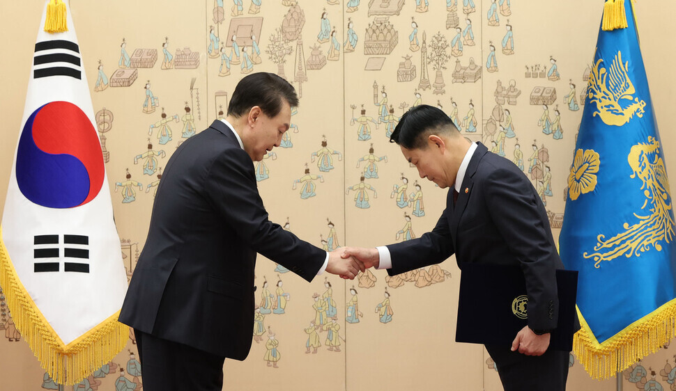 President Yoon Suk-yeol shakes hands with Shin Won-sik after appointing him as defense minister on Oct. 11 at the presidential office in Yongsan. (presidential office pool photo)