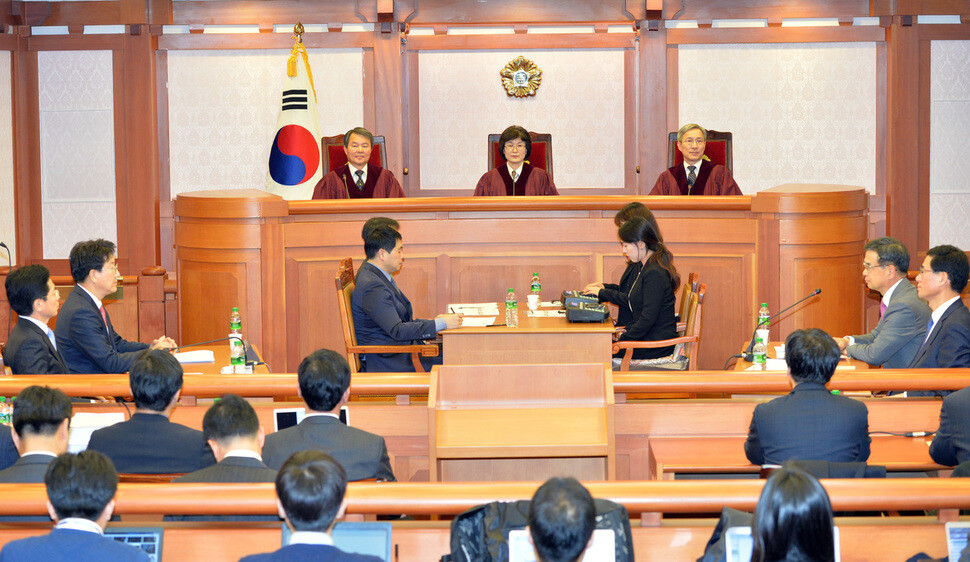  Lee Jung-mi and Kang Il-won take their seats at the Constitutional Court in Seoul’s Jongno district on Dec. 22. (pool photo)