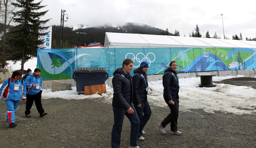 캐나다 밴쿠버 겨울올림픽이 열린 2010년 2월9일 오전(한국시간) 휘슬러 슬라이딩 센터에서 참가 선수들이 경기장을 둘러보기 위해 가고 있다. 포근한 날씨에 눈들이 녹아 있다. 개막은 13일이다. 연합뉴스